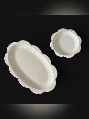 Scalloped plate set